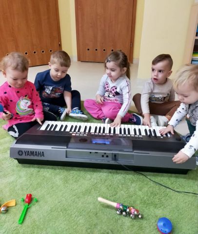 Zajęcia z rytmiki i logopedii w ramach realizacji projektu " Utworzenie dodatkowych miejsc opieki w Samorządowym Klubie Dziecięcym w Gorzkowicach