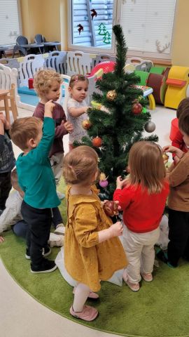Ubierania choinki w Samorządowym Klubie Dziecięcym w Gorzkowicach