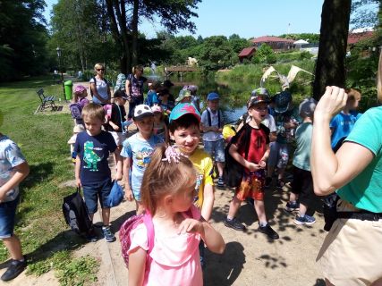 Wycieczka dzieci z Przedszkola Samorządowego do Dinoparku w Kołacinku
