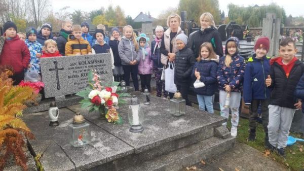 Pamiętamy o zmarłych - wyjście na cmentarz klasy 2c - SP Gorzkowice