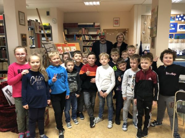 Pasowanie na czytelnika w bibliotece Szkoły Podstawowej w Gorzkowicach