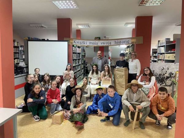  „Książki mają swoją historię” inscenizacja w bibliotece Szkoły Podstawowej w Gorzkowicach