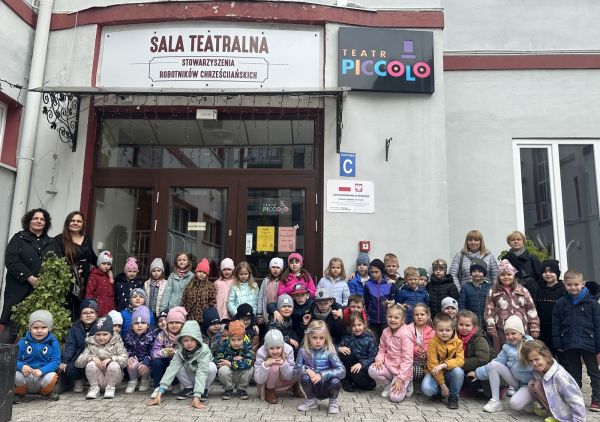 Dzieci z Przedszkola Samorządowego w Gorzkowicach na wycieczce do Teatru Piccolo w Łodzi na spektaklu Skarb kapitana Haka.