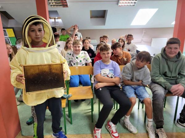Spotkanie z pszczelarzem w bibliotece Szkoły Podstawowej w Gorzkowicach