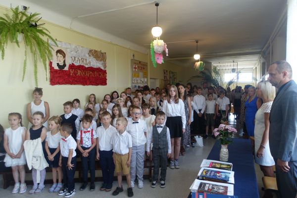 Ceremonię rozpoczęto od przywitania wszystkich zebranych, wśród których znaleźli się dyrektor szkoły oraz  zaproszeni goście:  - Dyrektor Administracji Placówek Oświatowych w Gorzkowicach - pan Daniel Słowik,  - Przewodnicząca Rady Rodziców - pani Agnieszka Kopcińska,  - ks. Grzegorz Wierzba - nauczyciele, uczniowie, pracownicy administracji i obsługi oraz rodzice.  Po odśpiewaniu hymnu, przekazaniu sztandaru klasie młodszej i złożeniu ślubowania przez absolwentów, głos zabrała pani dyrektor –wręczając nagrody uczniom wyróżniającym się w nauce.  Następnie uczniowie klasy VIII i VI zaprezentowali na wesoło część artystyczną pt.    „ Nadszedł czas, by wyruszyć dalej w świat…”.  W dalszej części Ósmoklasiści podziękowali dyrekcji, nauczycielom, pracownikom obsługi i administracji  oraz rodzicom za trud i serce, życzliwość i wyrozumiałość, za ludzką dobroć, mądrość i tolerancję. Do życzeń dołączyła się przedstawicielka rodziców uczniów klasy VIII - pani Agnieszka Kopcińska.  Następnie głos zabrali uczniowie klasy VI - żegnając ciepłym słowem odchodzących Absolwentów.  Na koniec uroczystości głos zabrała pani dyrektor Szkoły Podstawowej w Krzemieniewicach oraz Dyrektor Administracji Placówek Oświatowych - pan Daniel Słowik - dziękując wszystkim za pracę w tym roku szkolnym, za zaangażowanie nauczycieli oraz rodziców w proces nauczania i wychowania. Życzyli wszystkim uczniom wspaniałych i bezpiecznych wakacji, pełnych pozytywnych wrażeń, uśmiechu i radości.